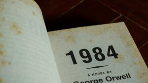 Orwellov román 1984 obsahuje množstvo pozoruhodných faktov