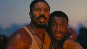 Krvilační upíri a Michael B. Jordan v dvojrole – horor Hriešnici sa predstavuje novým trailerom