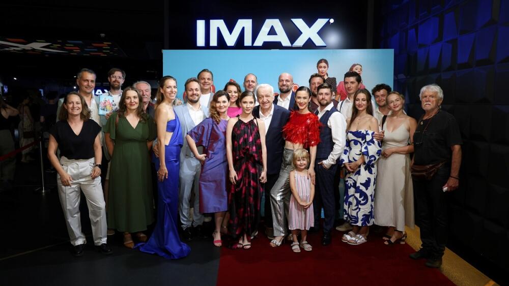 Bratislavská premiéra komédie Kavej bola plná hviezdnych tvárí