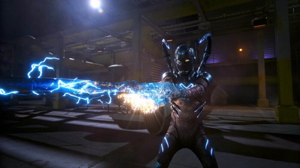 Do kín dorazil Blue Beetle, nový superhrdina v mimozemskom brnení