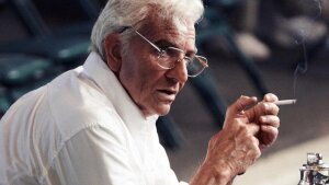 Bradley Cooper ako Leonard Bernstein v životopisnom filme Maestro