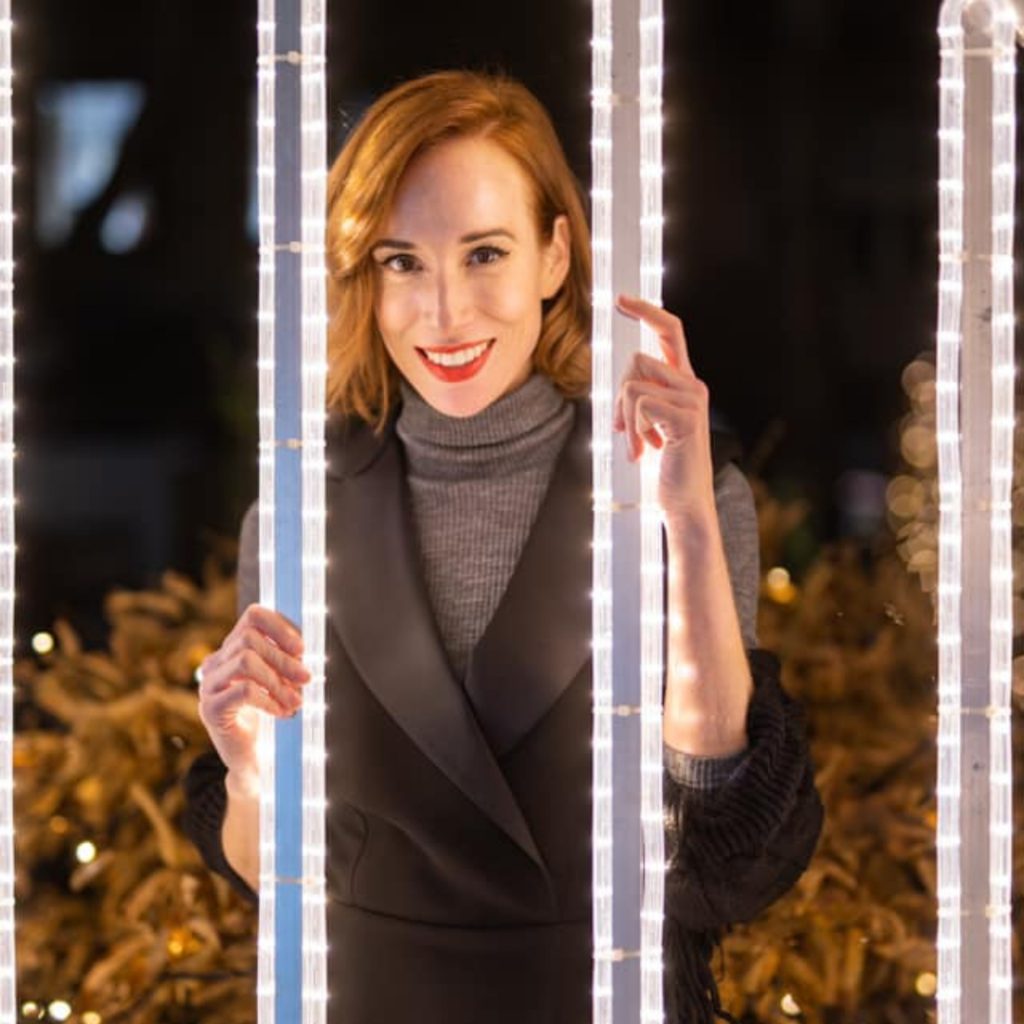Táňa Pauhofová stojaca pri svetelnej inštalácii. 