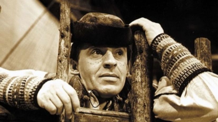 Joyef Kroner s klobúkom na hlave na rebríku vo filme Kubo. 